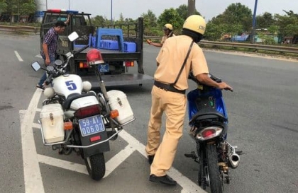 Nghị định 168 - Lỗi trừ 2 điểm GPLX ô tô: Giao xe không biển số cho người khác tham gia giao thông